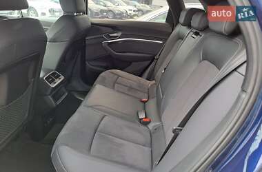 Позашляховик / Кросовер Audi e-tron 2022 в 