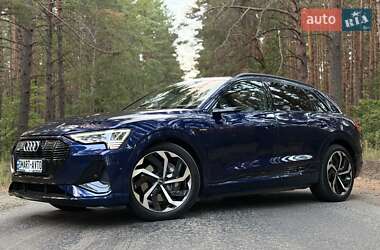 Позашляховик / Кросовер Audi e-tron 2022 в 
