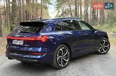 Позашляховик / Кросовер Audi e-tron 2022 в 