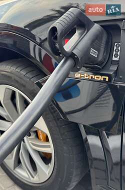Позашляховик / Кросовер Audi e-tron 2022 в 