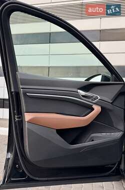 Позашляховик / Кросовер Audi e-tron 2022 в 