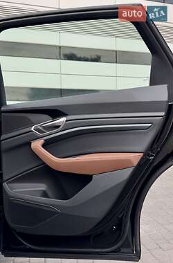 Позашляховик / Кросовер Audi e-tron 2022 в 