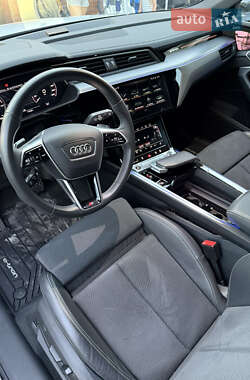 Позашляховик / Кросовер Audi e-tron 2021 в 