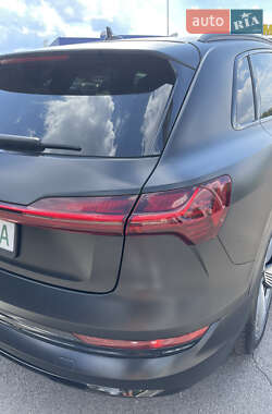 Позашляховик / Кросовер Audi e-tron 2019 в 