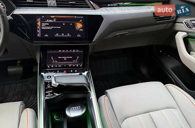 Внедорожник / Кроссовер Audi e-tron 2022 в 