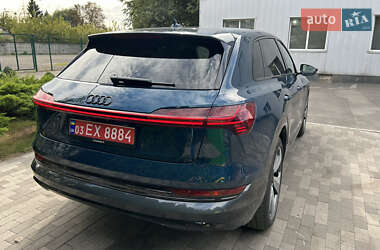 Позашляховик / Кросовер Audi e-tron 2022 в 