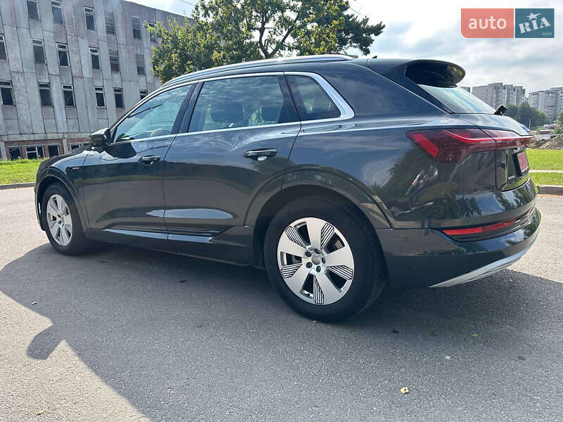 Позашляховик / Кросовер Audi e-tron 2021 в Новояворівську