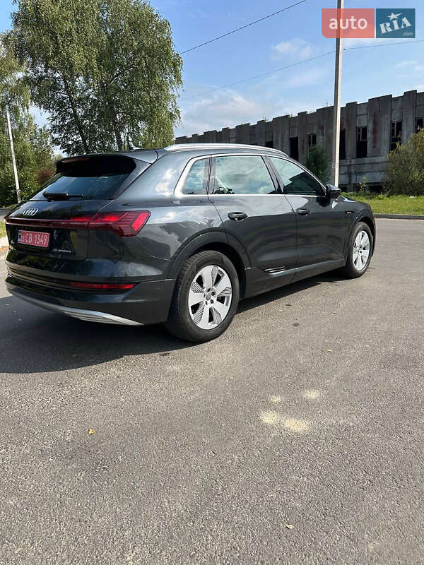 Позашляховик / Кросовер Audi e-tron 2021 в Новояворівську