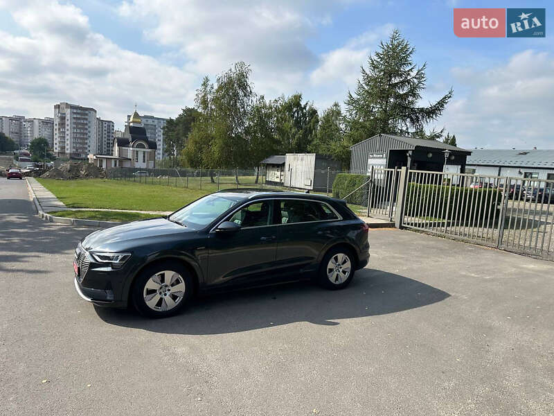 Позашляховик / Кросовер Audi e-tron 2021 в Новояворівську