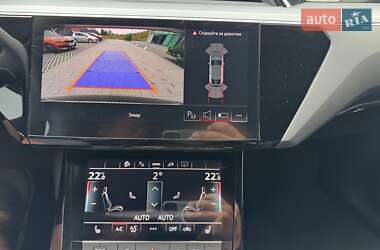 Позашляховик / Кросовер Audi e-tron 2022 в 