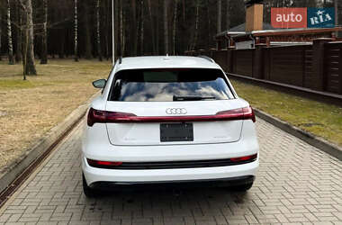 Позашляховик / Кросовер Audi e-tron 2021 в 