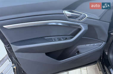 Позашляховик / Кросовер Audi e-tron 2022 в 