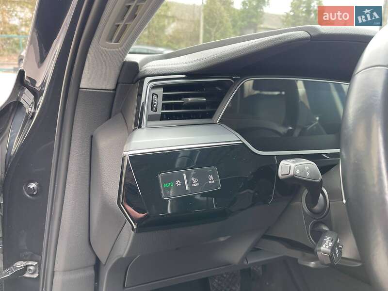 Позашляховик / Кросовер Audi e-tron 2019 в Кореці