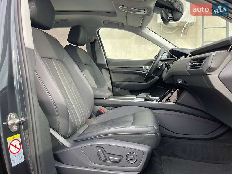 Позашляховик / Кросовер Audi e-tron 2019 в Кореці