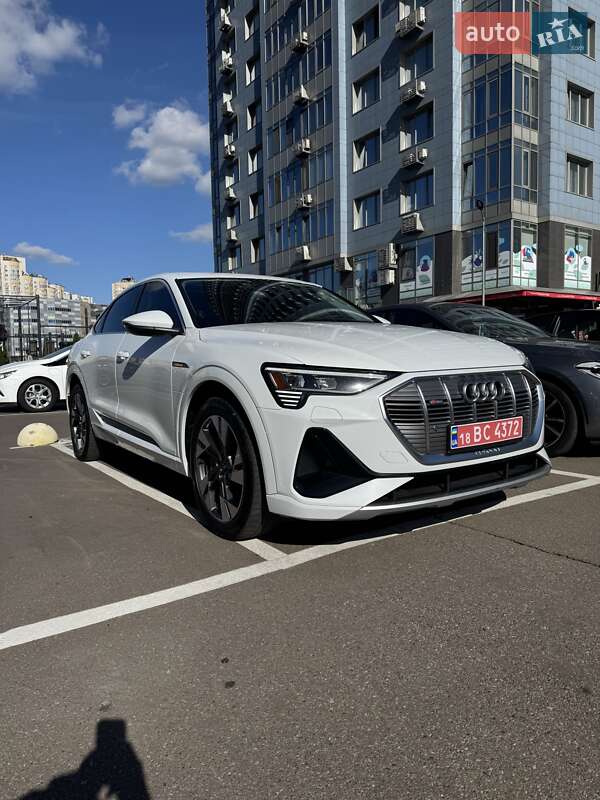 Внедорожник / Кроссовер Audi e-tron 2021 в 