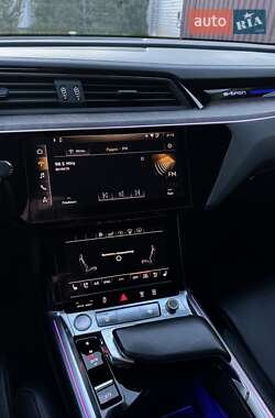 Внедорожник / Кроссовер Audi e-tron 2019 в 