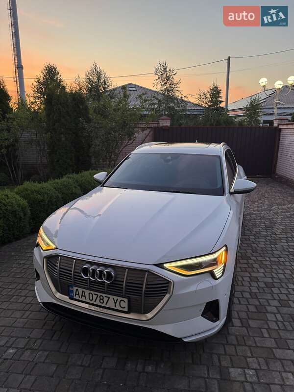Внедорожник / Кроссовер Audi e-tron 2019 в Киеве