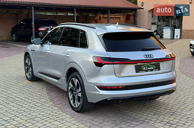 Внедорожник / Кроссовер Audi e-tron 2022 в 