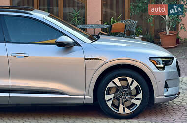 Внедорожник / Кроссовер Audi e-tron 2022 в 