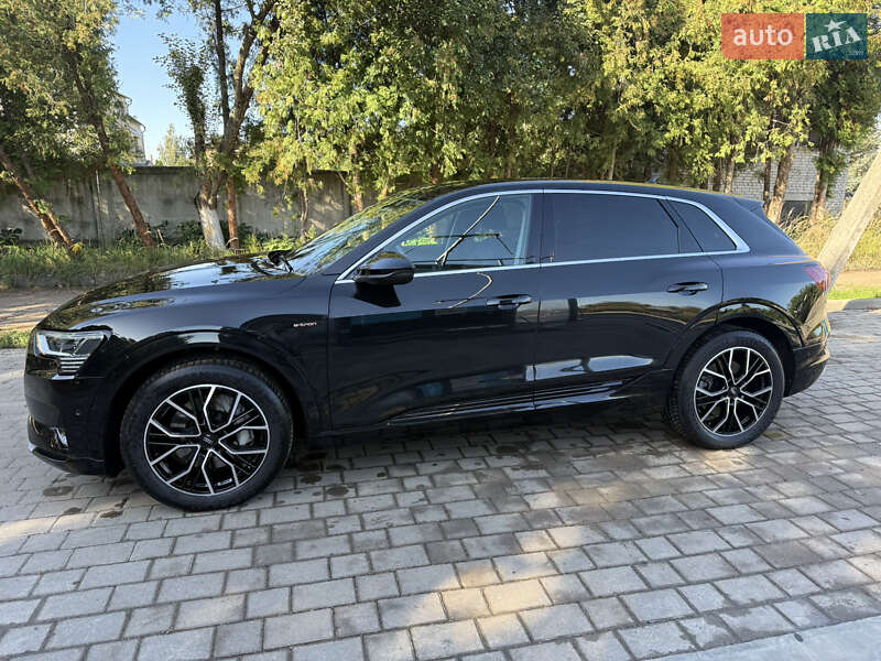 Позашляховик / Кросовер Audi e-tron 2021 в 