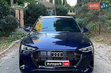 Позашляховик / Кросовер Audi e-tron 2021 в 