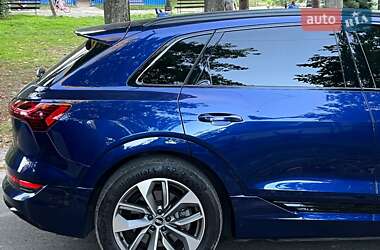 Позашляховик / Кросовер Audi e-tron 2021 в 