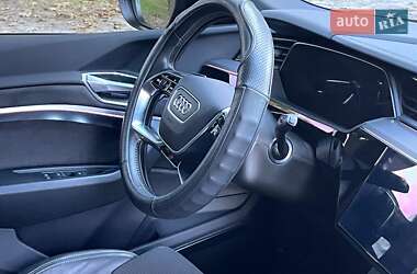 Позашляховик / Кросовер Audi e-tron 2021 в 