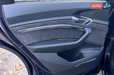 Позашляховик / Кросовер Audi e-tron 2021 в 