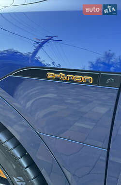 Внедорожник / Кроссовер Audi e-tron 2022 в 