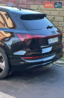 Внедорожник / Кроссовер Audi e-tron 2022 в 