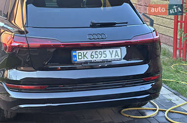 Внедорожник / Кроссовер Audi e-tron 2022 в 