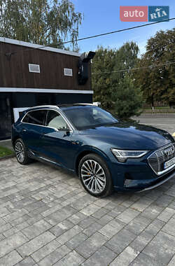 Позашляховик / Кросовер Audi e-tron 2021 в 