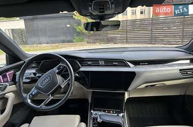 Позашляховик / Кросовер Audi e-tron 2021 в 
