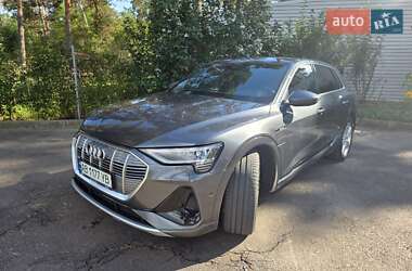 Позашляховик / Кросовер Audi e-tron 2021 в 