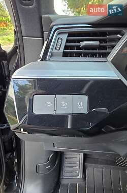 Позашляховик / Кросовер Audi e-tron 2021 в 