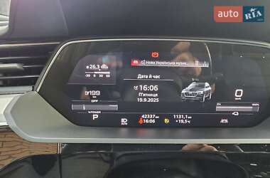 Позашляховик / Кросовер Audi e-tron 2021 в 