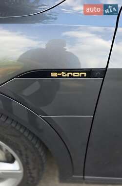 Позашляховик / Кросовер Audi e-tron 2021 в 
