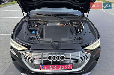 Позашляховик / Кросовер Audi e-tron 2023 в 