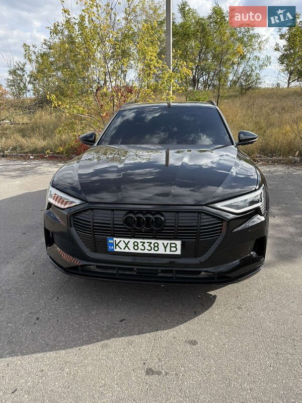 Внедорожник / Кроссовер Audi e-tron 2022 в 