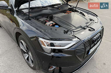 Внедорожник / Кроссовер Audi e-tron 2022 в 