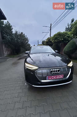 Внедорожник / Кроссовер Audi e-tron 2023 в 