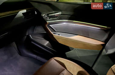 Внедорожник / Кроссовер Audi e-tron 2022 в 