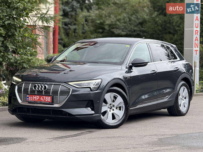 Позашляховик / Кросовер Audi e-tron 2021 в 