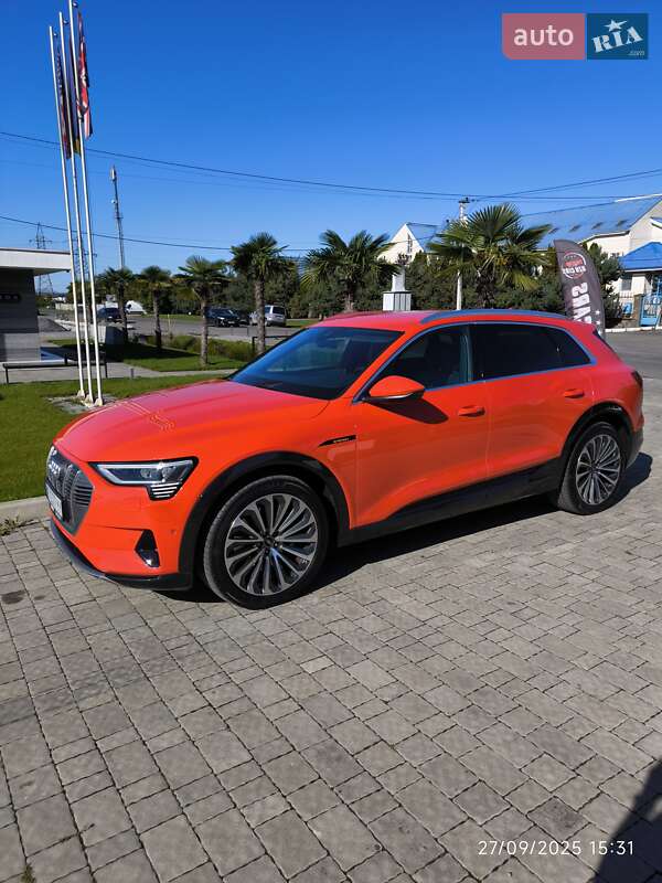 Позашляховик / Кросовер Audi e-tron 2022 в 