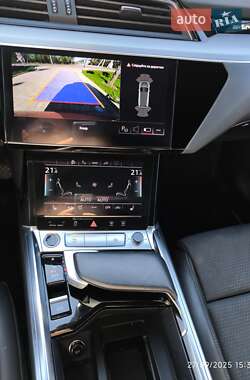 Позашляховик / Кросовер Audi e-tron 2022 в 