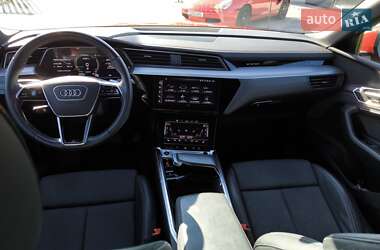Позашляховик / Кросовер Audi e-tron 2022 в 