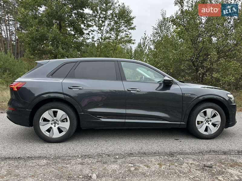 Позашляховик / Кросовер Audi e-tron 2022 в Києві
