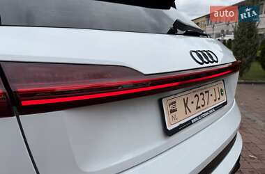 Позашляховик / Кросовер Audi e-tron 2021 в 