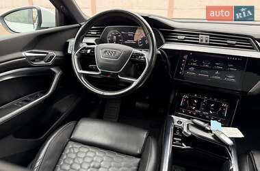 Позашляховик / Кросовер Audi e-tron 2021 в 