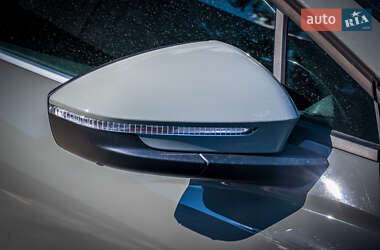 Позашляховик / Кросовер Audi e-tron 2023 в 